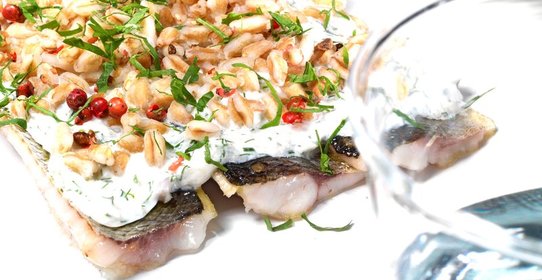 Корюшка с огуречным таратором и полбой