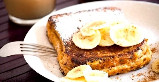 Французский тост с вареньем и бананами