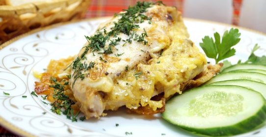 Рисовый салат с копченым лососем и огурцом