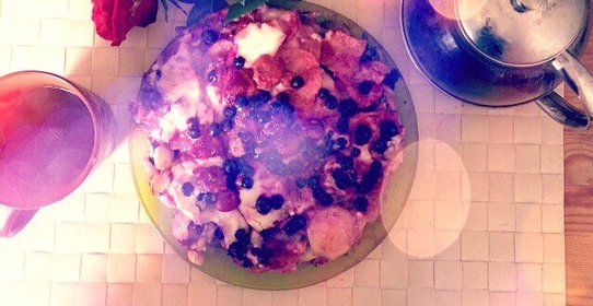 Пирог с яблоком, ягодами и корицей