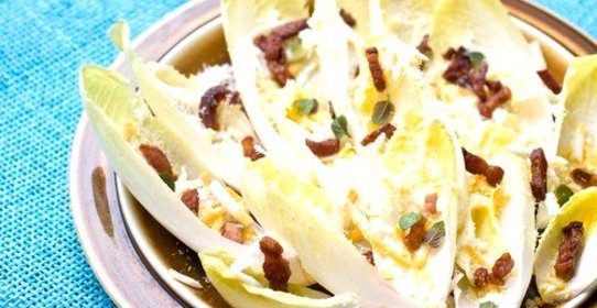 Салат с цикорием, жареной ветчиной и грушами