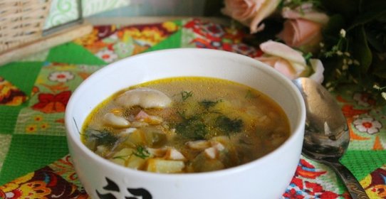 Рассольник с маслятами и ветчиной