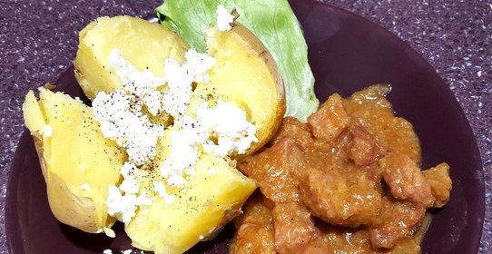 Гуляш с луком и паприкой