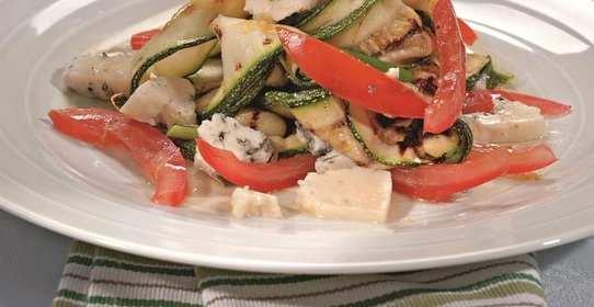 Салат из цукини и козьего сыра