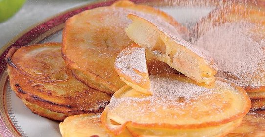 Яблочные оладьи с ванильным кремом