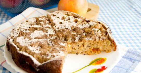 Шарлотка на сковороде с яблоками