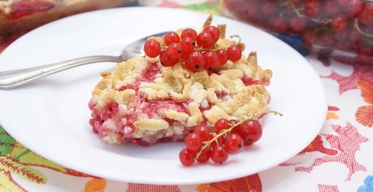 Тёртый пирог с красной смородиной