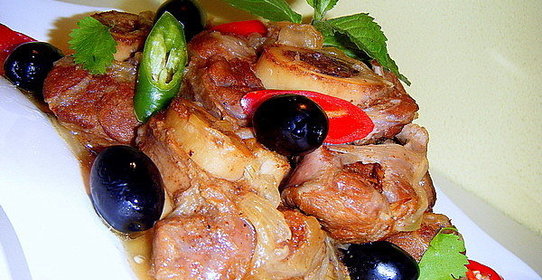 Голяшки говяжьи, тушённые в пикантном соусе