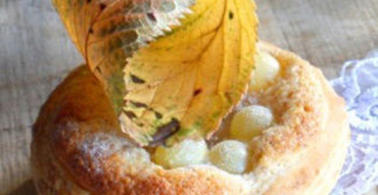 Слоеные корзинки с виноградом и миндальным кремом