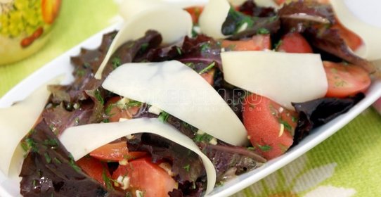 Салат с помидорами и сыром