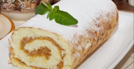 Бисквитный рулет с антоновкой