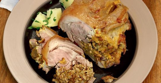 Свиная рулька с грибами