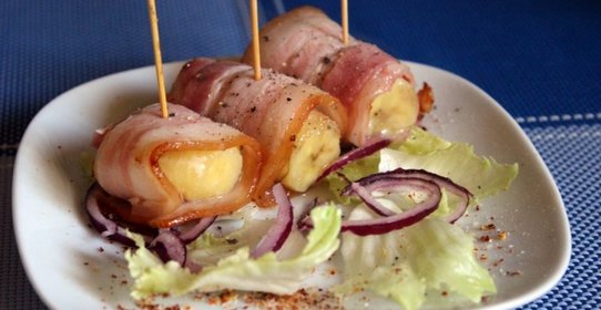 Запеченные рулетики из копченой грудинки с бананами