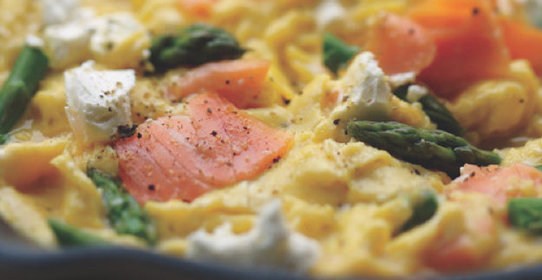 Омлет с копченым лососем, спаржей и козьим сыром