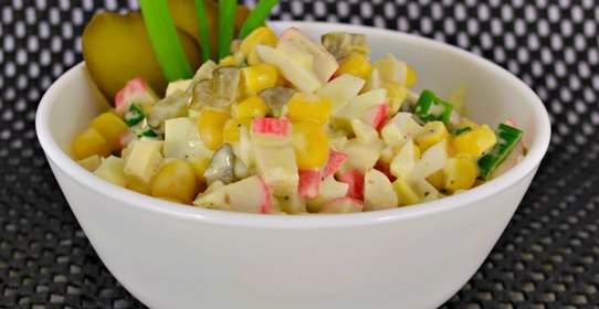 Крабовый салат без риса с маринованными огурцами