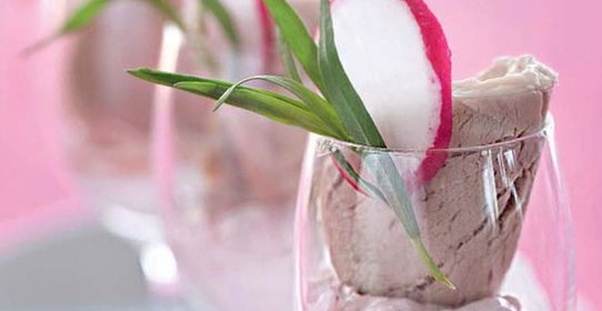 Холодная свинина с заправкой из редиса