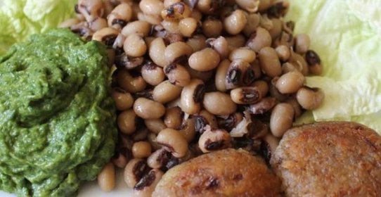 Гречневые котлеты с фасолью и соусом из авокадо