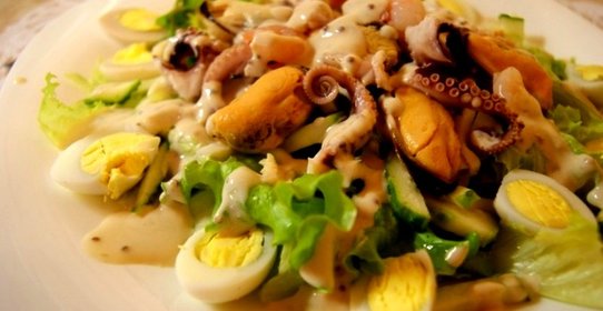 Салат с мидиями и осьминогами