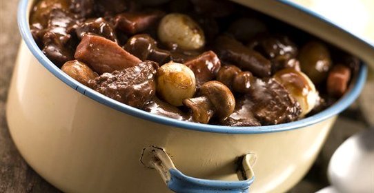 Говядина по‑бургундски (Boeuf bourguignon)