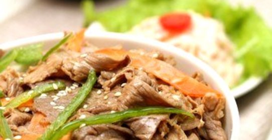 Жареная говядина с зелеными чили (Qingjia Chao Niuliu)