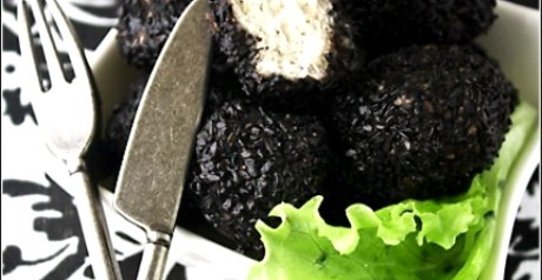 Куриные фрикадельки в черном кунжуте