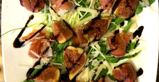 Салат с печеным инжиром и прошутто