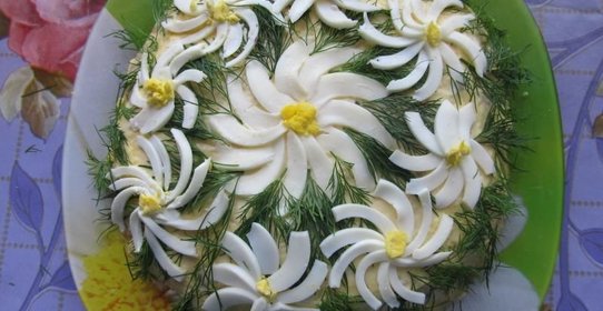 Мясной салат Ромашка с сыром и яйцом