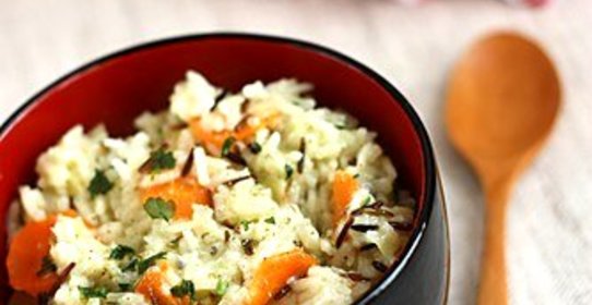 Теплый салат из дикого риса, кураги и фисташек