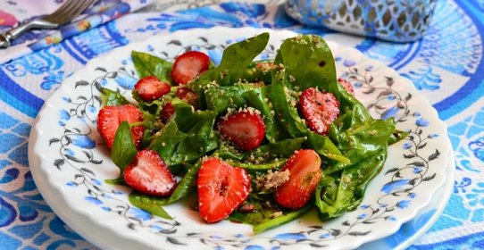 Салат из шпината и клубники