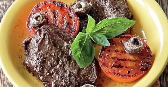 Бифштексы с анчоусами и помидорами