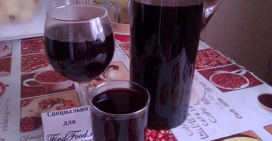 Компот из черной смородины и земляники