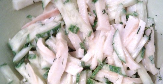 Салат с копченным кальмаром и свежим огурцом