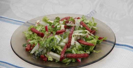 Легкий салат Полянка с колбасой