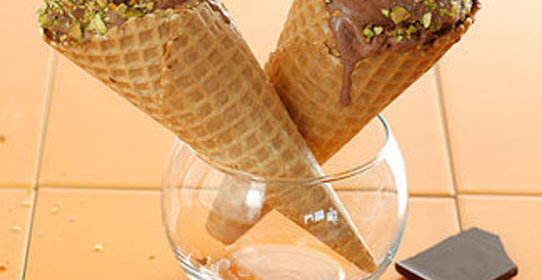 Шоколадно-ванильное мороженое с фисташками