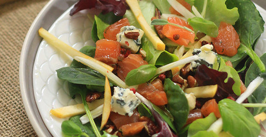 Салат с семгой и сыром рокфор