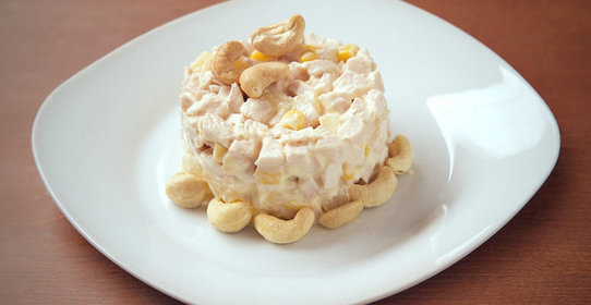 Салат из копченой курицы с ананасом