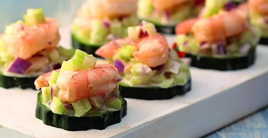 Салат из креветок на ломтиках огурца