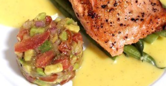 Лосось на гриле с поджаренной томатной сальсой