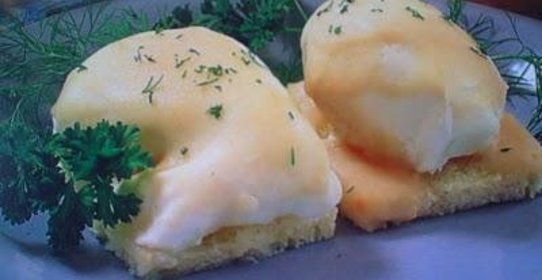 Яйца, запеченные под молочным соусом