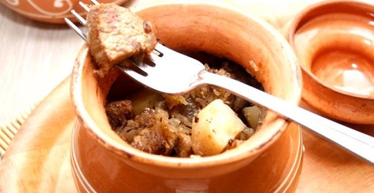 Свинина в горшочке с картофелем