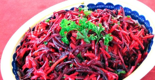 Салат из свежей моркови и свеклы