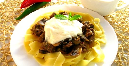 Фетучини с телятиной и грибами под сливочным соусом