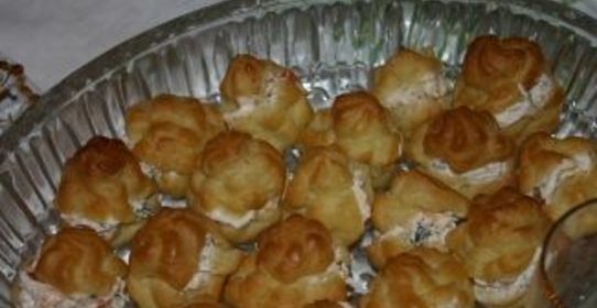 Профитроли с лососем и красной икрой