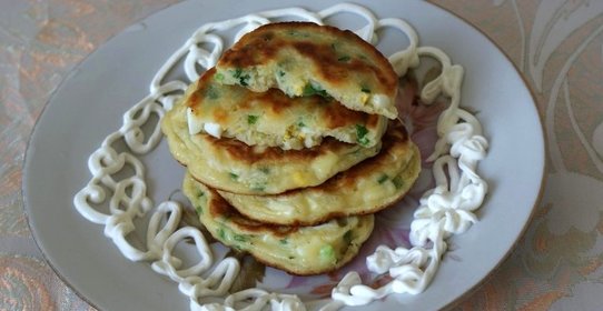 Оладьи с луком и яйцом на кефире