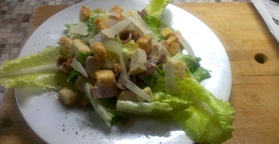 Салат «Цезарь» с куриной грудкой и анчоусами