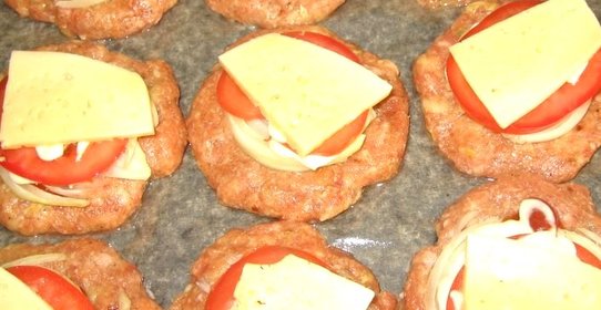 Котлеты в духовке с помидорами и луком