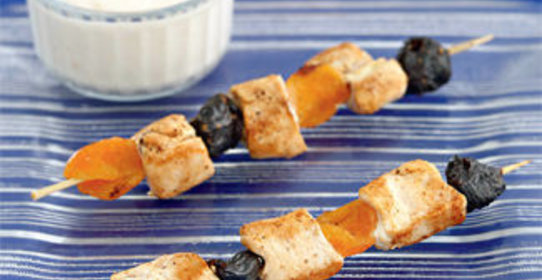 Шашлык из курицы с сухофруктами и соусом из творога