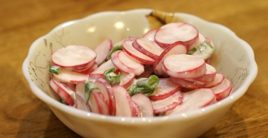 Салат из редиски со сметаной