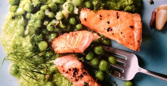 Жареный лосось с гороховым пюре