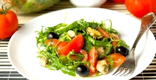 Салат с рукколой и мидиями